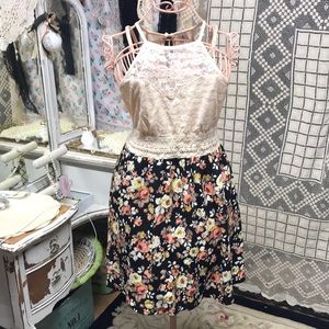 Floral and lace Dress with crochet waist